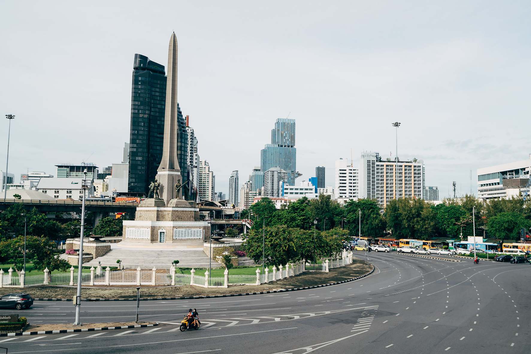 ถนนในเมืองและอาคารสำนักงาน